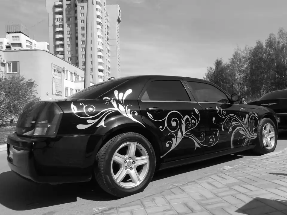 Фото автомобиля CHRYSLER SERIE 300, 2005 — госномер К300СМ150. Цвет: ЧЕРНЫЙ