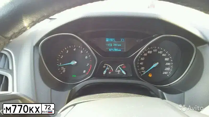 Фото автомобиля FORD FOCUS, 2012 — госномер У557ХЕ26. Цвет: БЕЛЫЙ