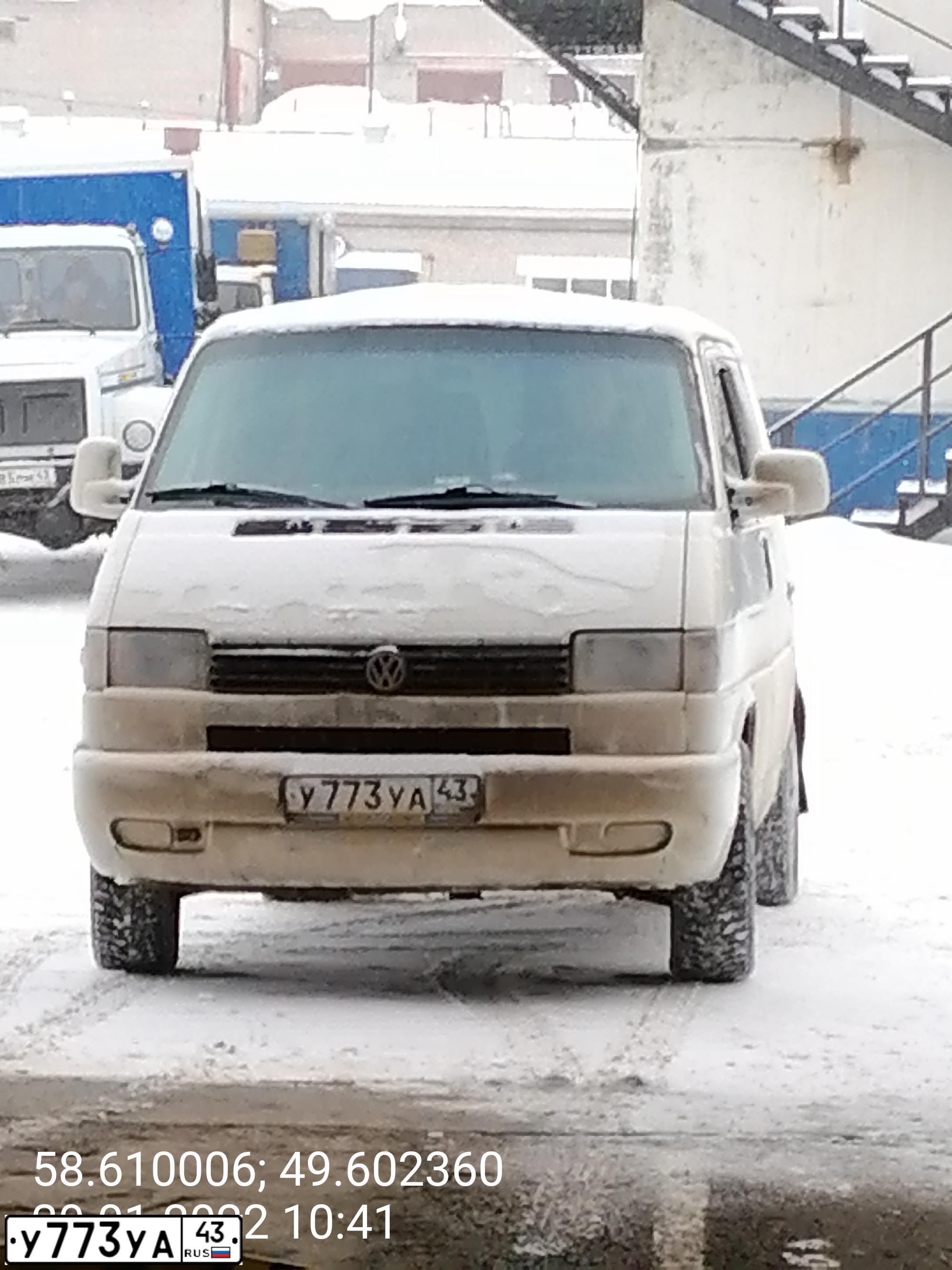 Фото автомобиля VOLKSWAGEN TRANSPORTER, 2000 — госномер У773УА43. Цвет: Белый