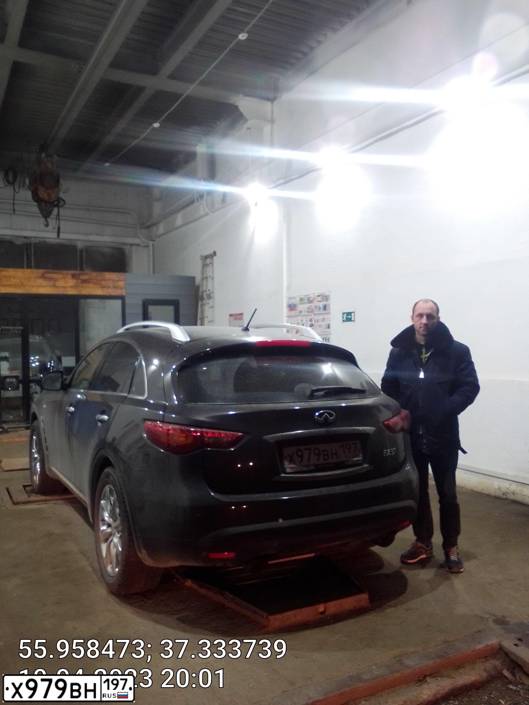 Фото автомобиля INFINITI QX70 /FX/, 2010 — госномер Х264КР05. Цвет: Коричневый