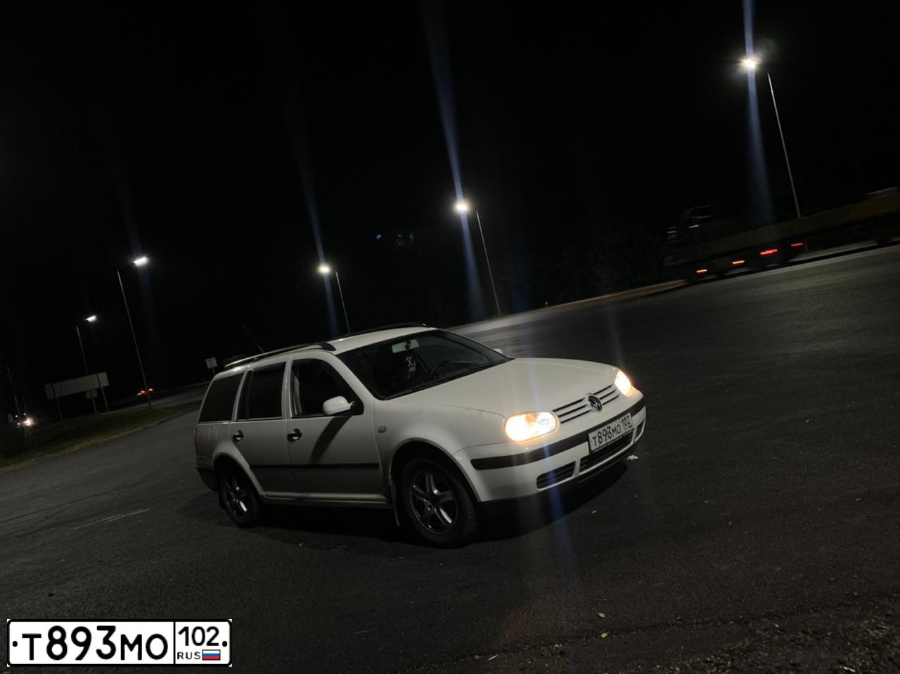 Фото автомобиля VOLKSWAGEN GOLF, 1999 — госномер Т893МО102. Цвет: Белый