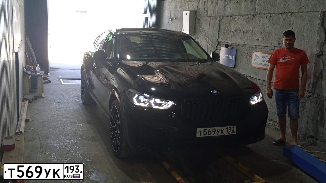 Фото автомобиля BMW X6, 2020 — госномер У945ЕВ761. Цвет: ЧЕРНЫЙ