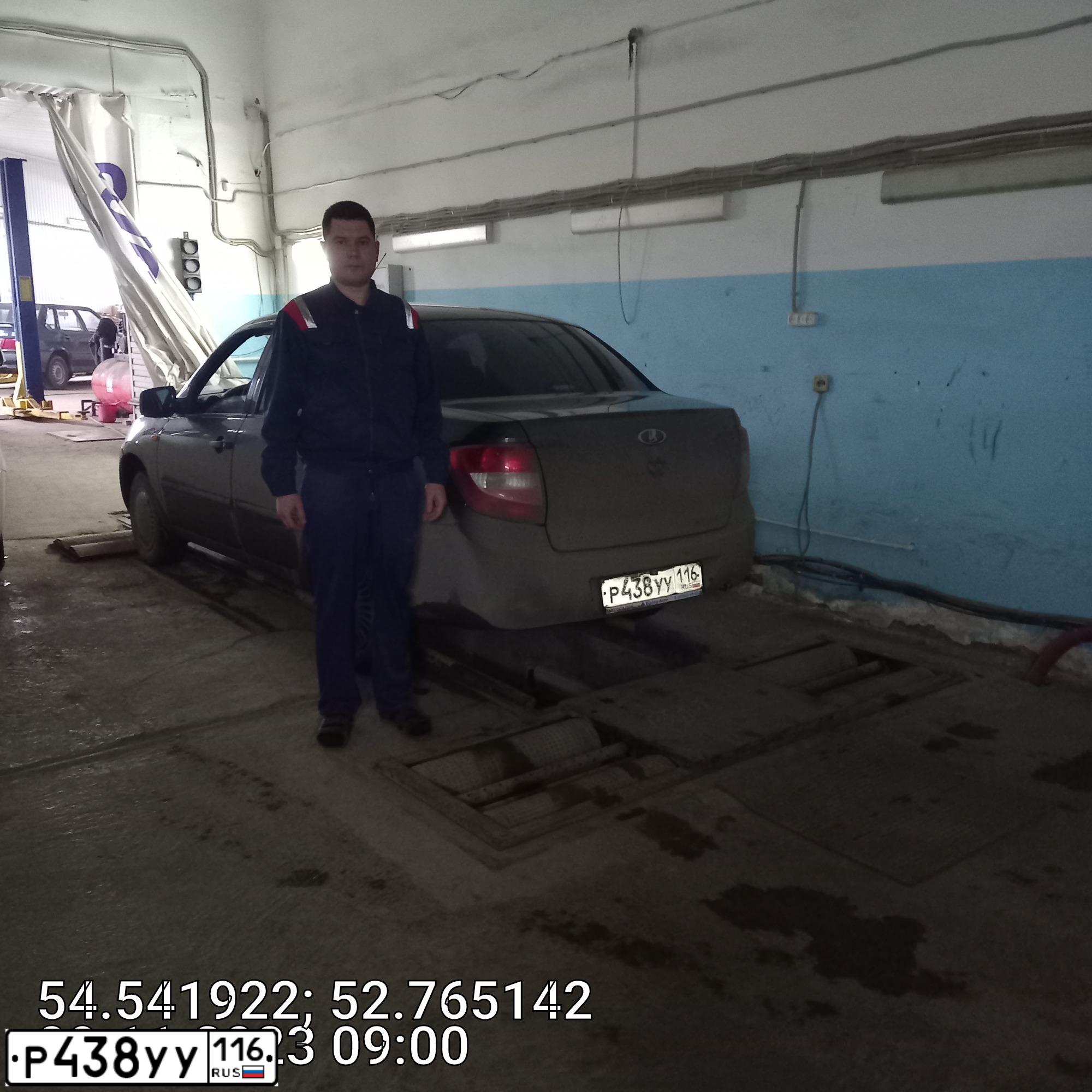 Фото автомобиля LADA 2114 SAMARA, 2011 — госномер Р438УУ16. Цвет: Сине-Черный