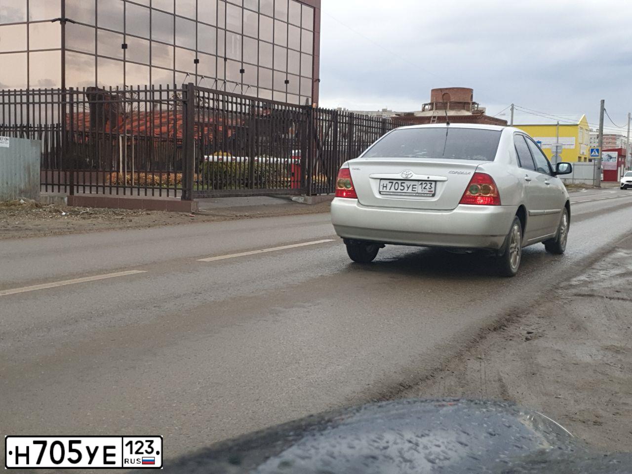Фото автомобиля TOYOTA COROLLA, 2005 — госномер Х801ХТ180. Цвет: СЕРЕБРИСТЫЙ