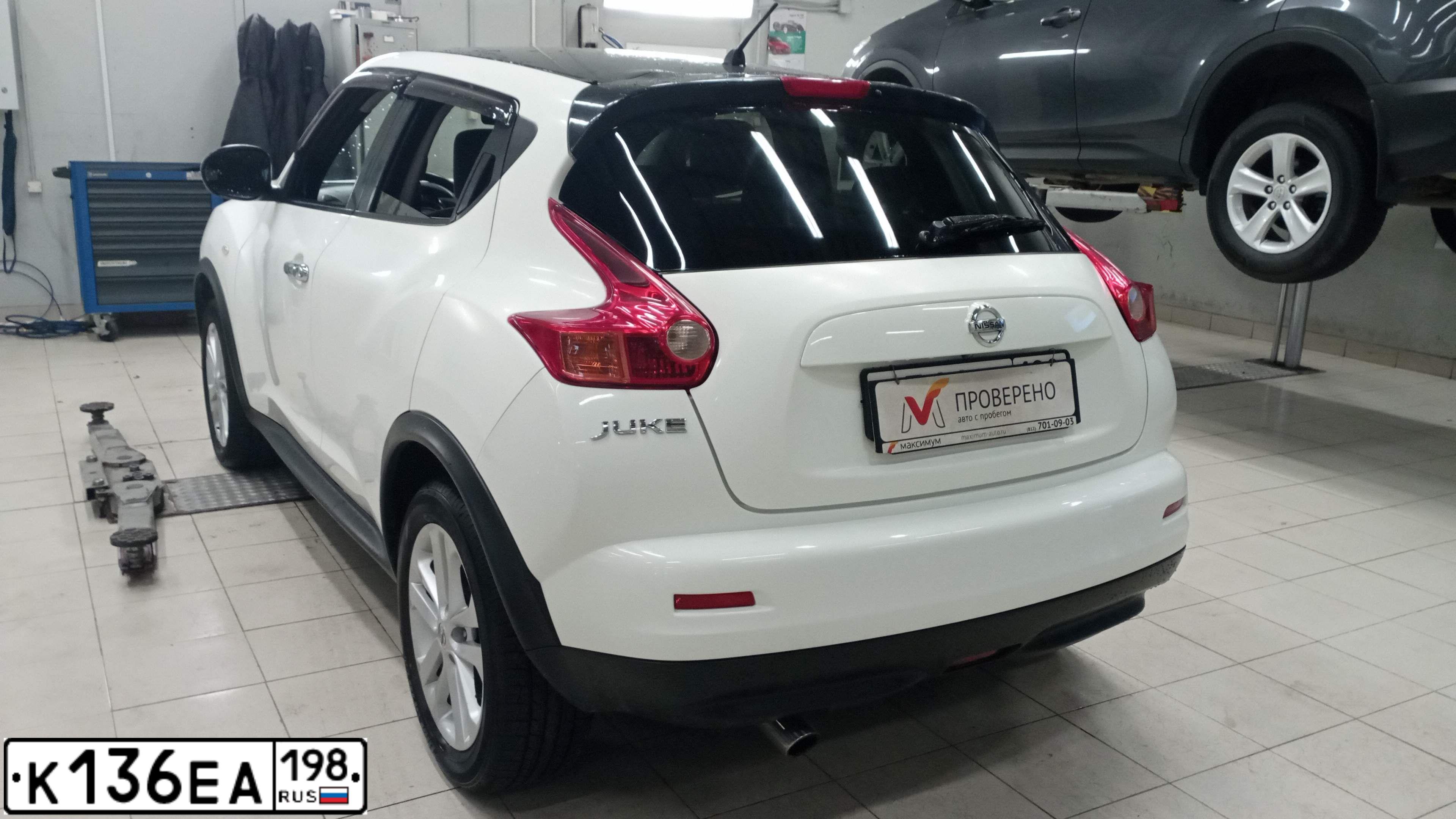 Фото автомобиля NISSAN JUKE, 2013 — госномер У573ЕА198. Цвет: Белый