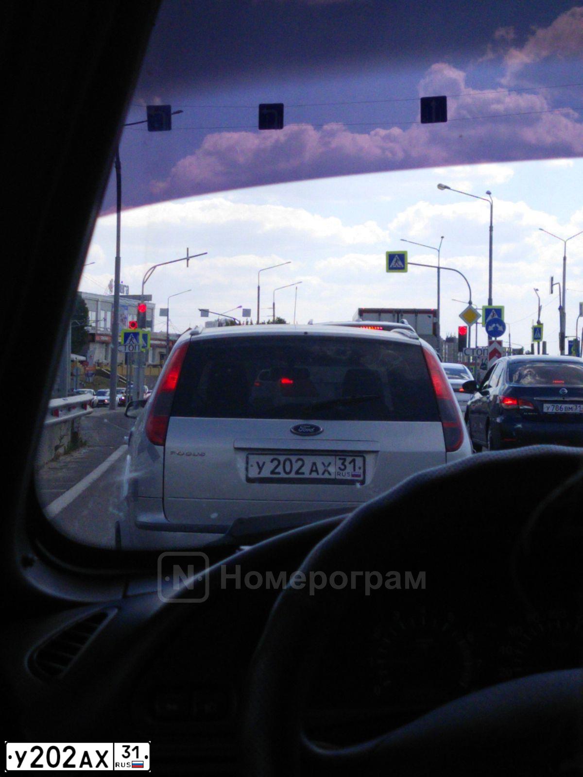 Фото автомобиля FORD FOCUS, 2006 — госномер У202АХ31. Цвет: Серый