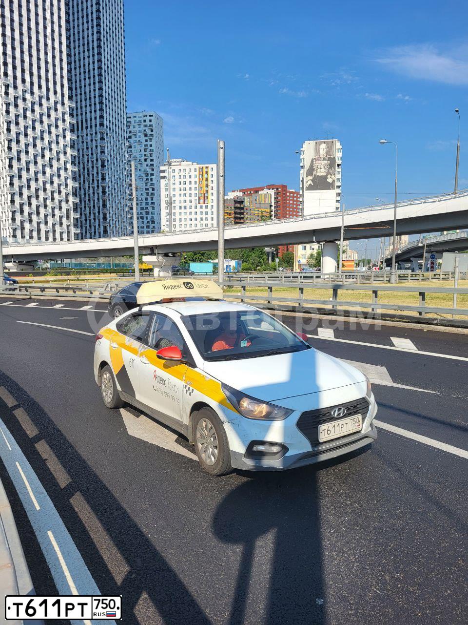 Фото автомобиля HYUNDAI SOLARIS, 2018 — госномер Т611РТ750. Цвет: БЕЛЫЙ-ЖЕЛТЫЙ-СЕРЫЙ