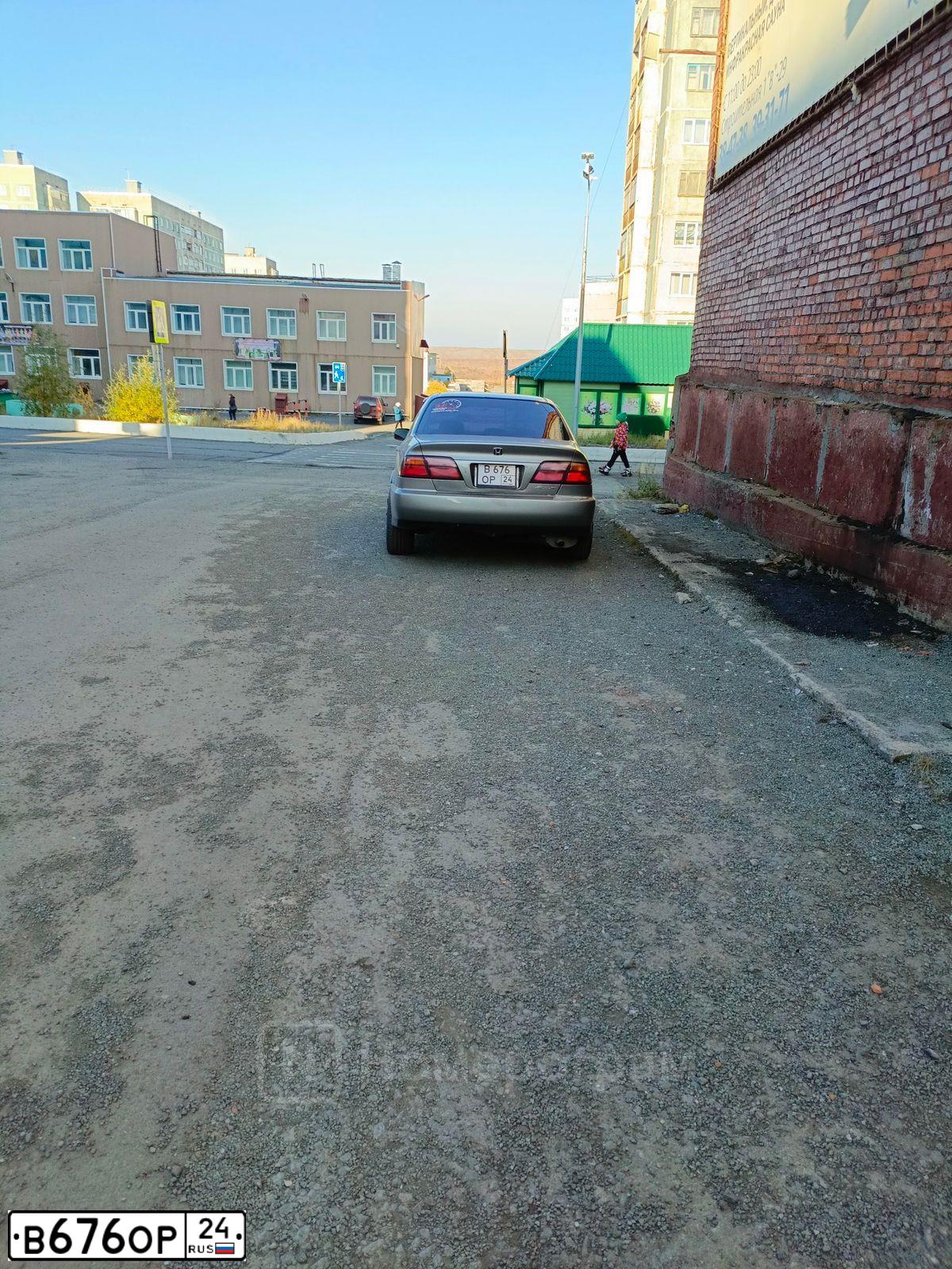 Фото автомобиля LADA 2115 SAMARA, 2001 — госномер В676ОР24. Цвет: СЕРЕБРИСТ. СЕРО-ЗЕЛЕНЫЙ