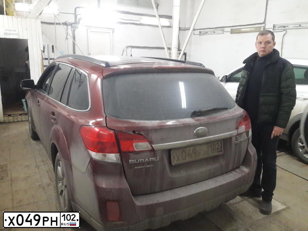Фото автомобиля SUBARU OUTBACK, 2011 — госномер Х049РН102. Цвет: Красный