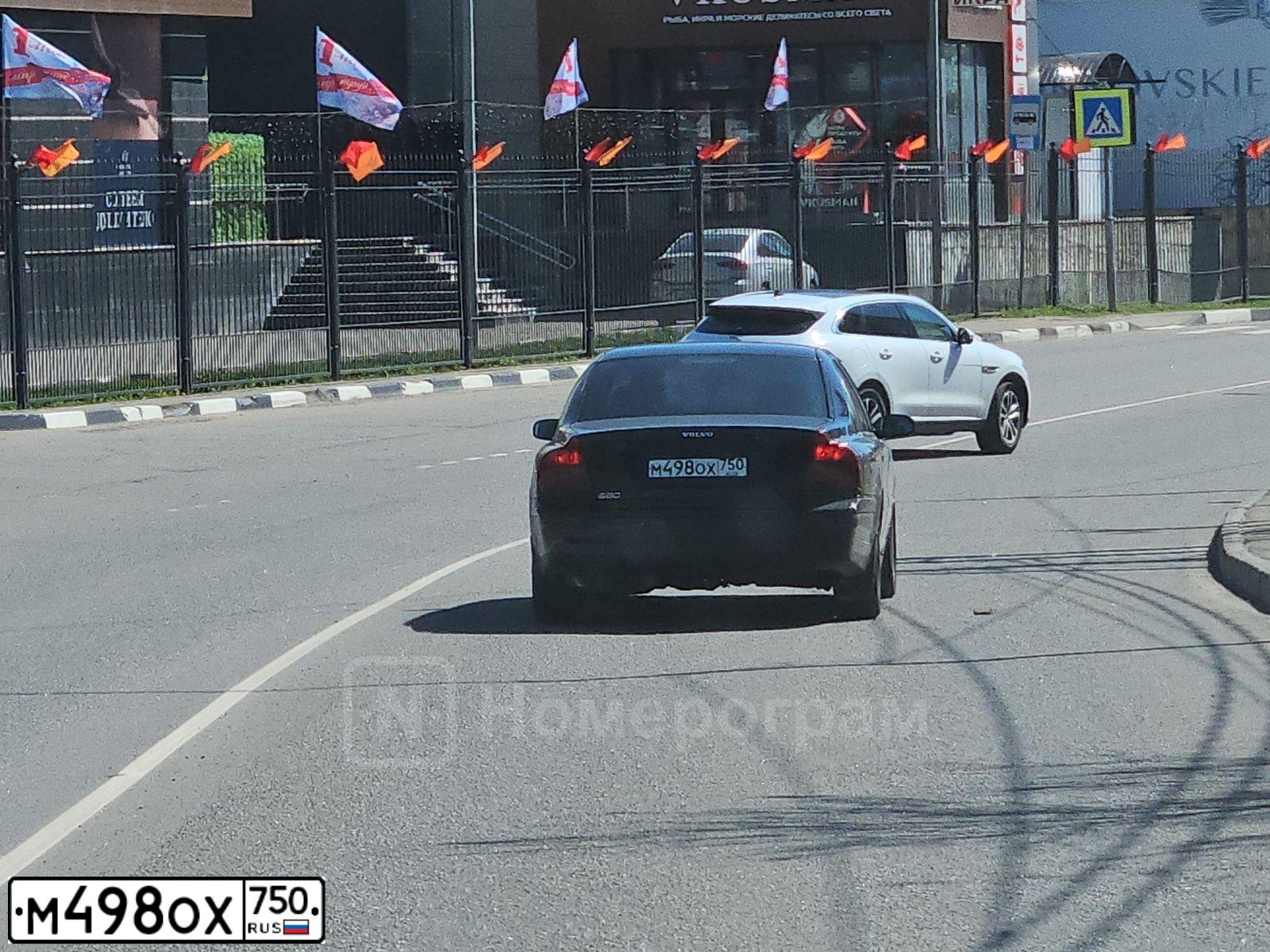 Фото автомобиля VOLVO S80, 2004 — госномер М498ОХ750. Цвет: ЧЕРНЫЙ