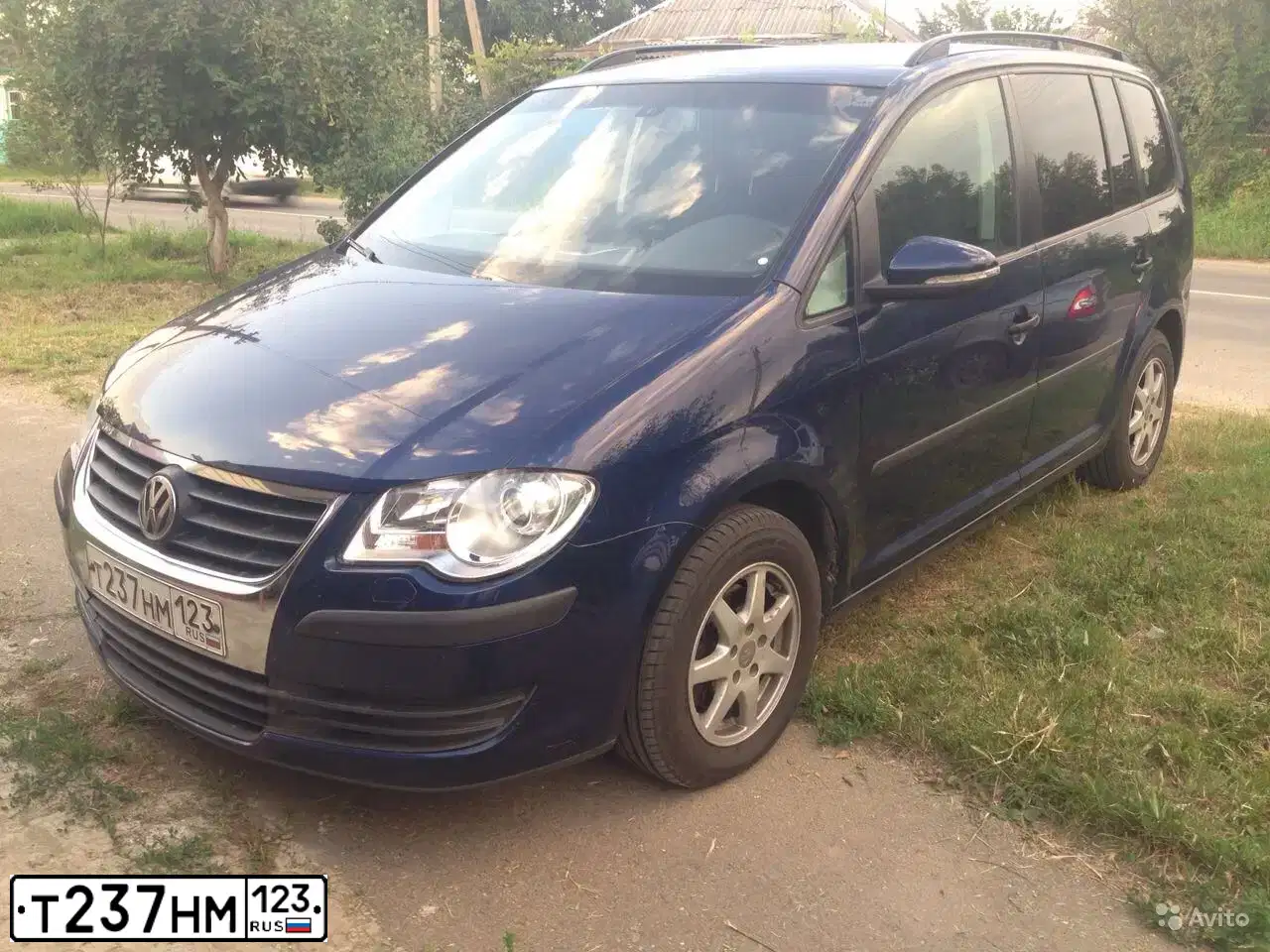 Фото автомобиля VOLKSWAGEN TOURAN, 2010 — госномер М273РТ159. Цвет: СИНИЙ