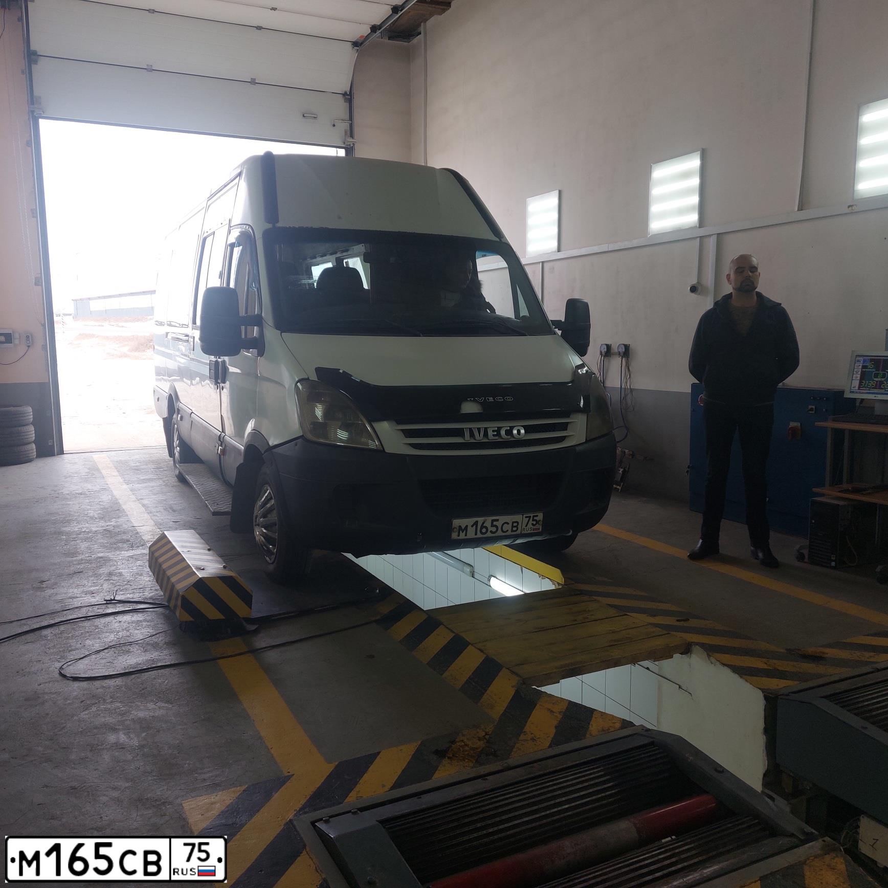 Фото автомобиля IVECO DAILY, 2008 — госномер М165СВ75. Цвет: БЕЛЫЙ