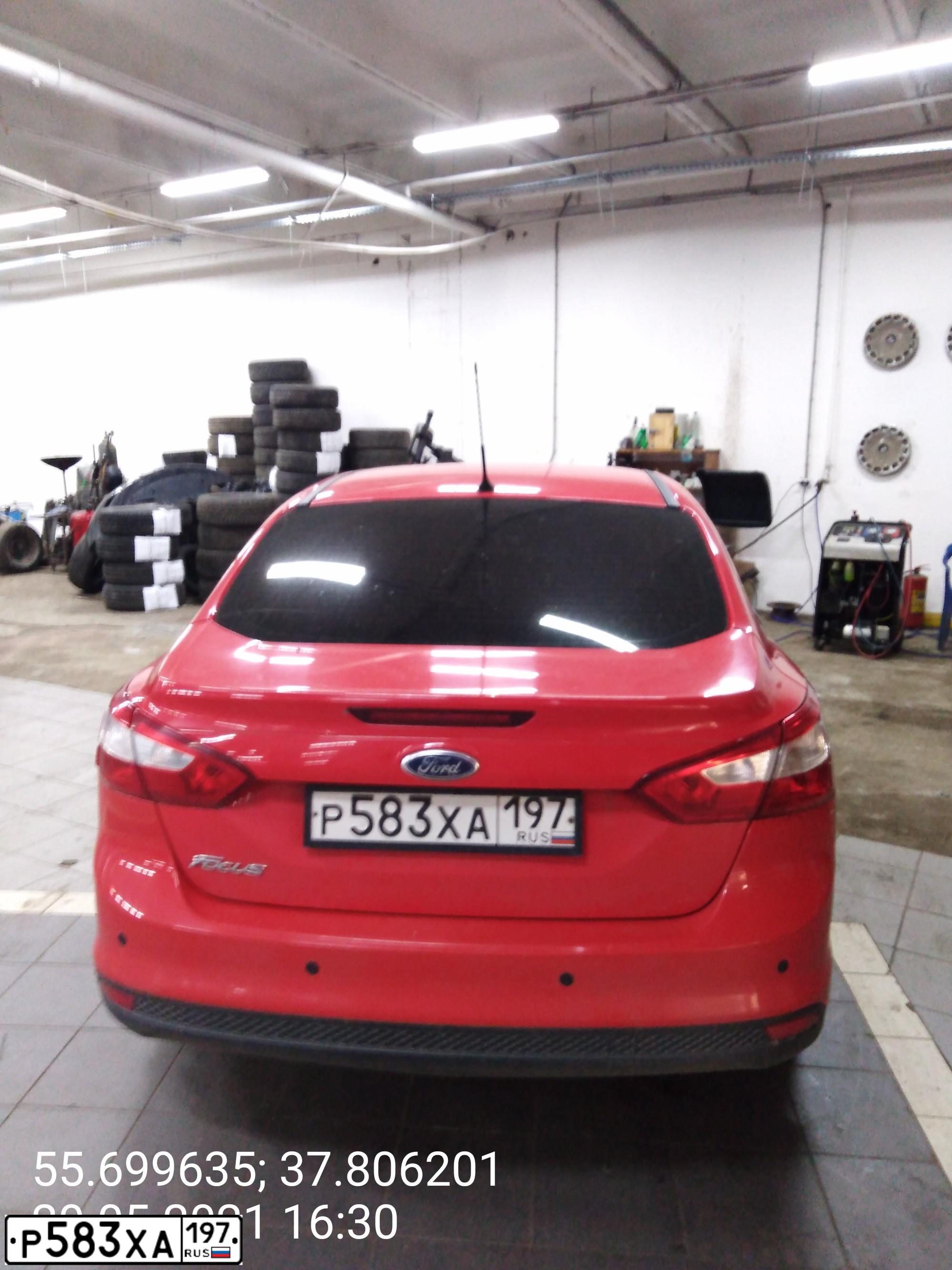 Фото автомобиля FORD FOCUS, 2012 — госномер Р583ХА197. Цвет: Красный