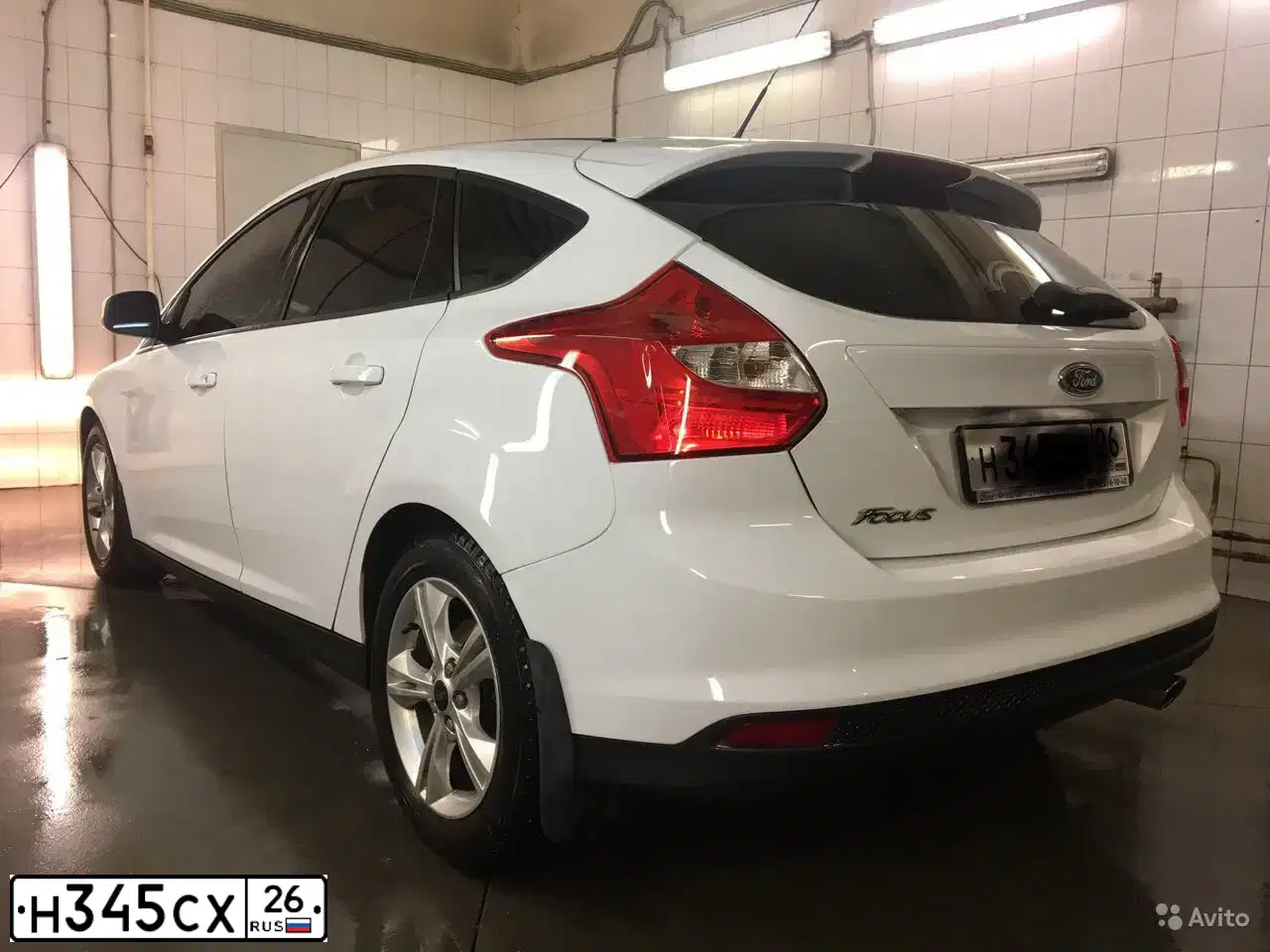 Фото автомобиля FORD FOCUS, 2012 — госномер Н345СХ26. Цвет: Белый