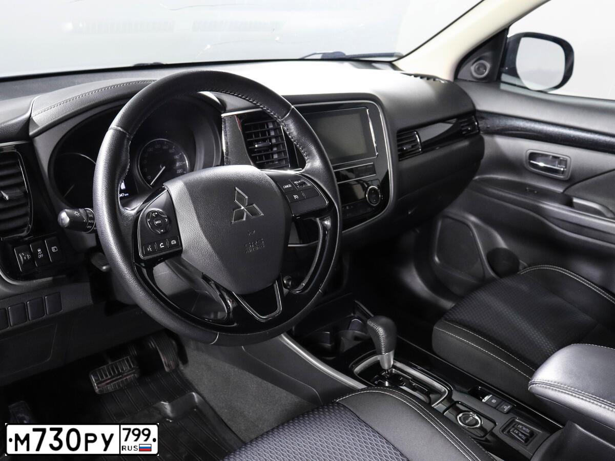 Фото автомобиля MITSUBISHI OUTLANDER, 2020 — госномер М730РУ799. Цвет: СЕРЫЙ