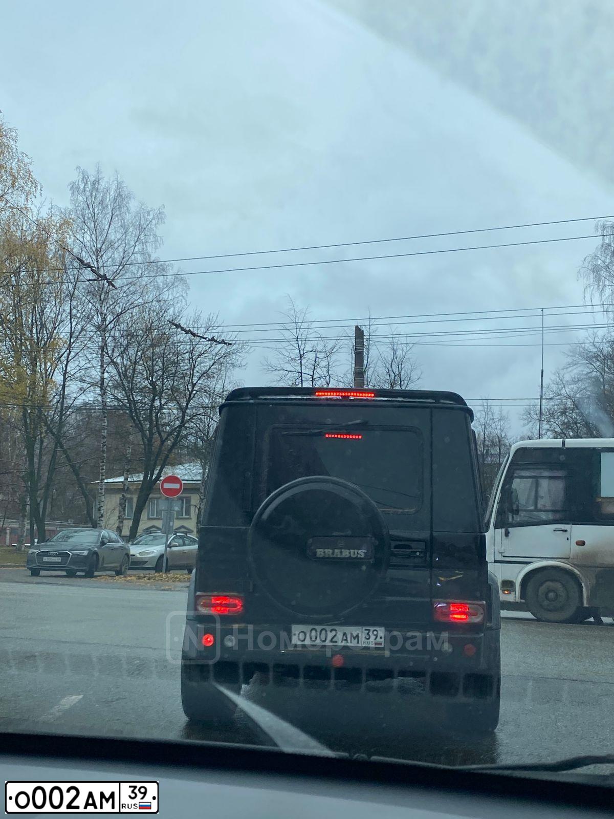Фото автомобиля MERCEDES G-KLASSE, 2002 — госномер О002АМ39. Цвет: ЧЕРНЫЙ