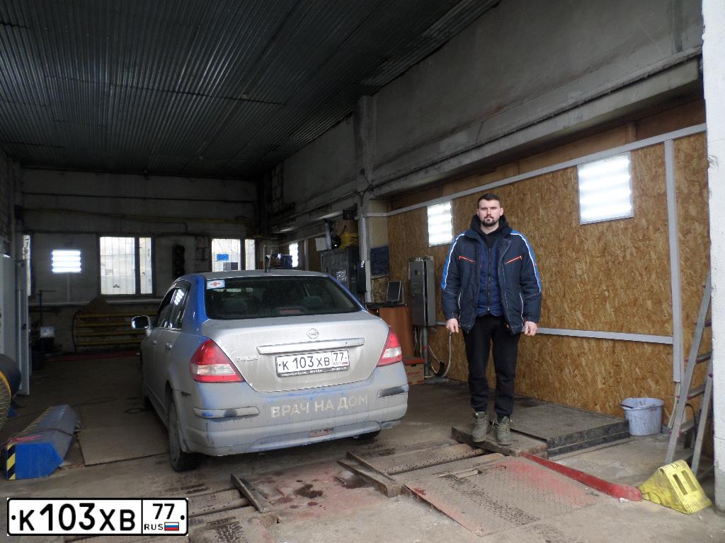 Фото автомобиля NISSAN TIIDA, 2013 — госномер К103ХВ77. Цвет: СЕРЫЙ
