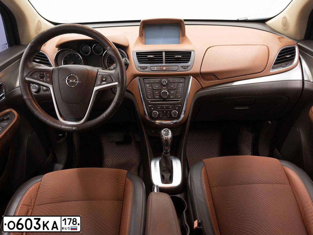 Фото автомобиля OPEL MOKKA, 2013 — госномер О603КА178. Цвет: БЕЛЫЙ