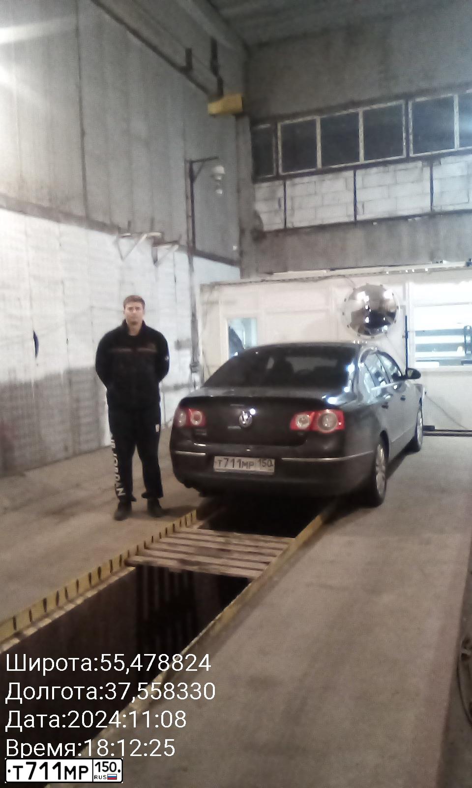 Фото автомобиля VOLKSWAGEN PASSAT, 2009 — госномер Т711МР150. Цвет: ЧЕРНЫЙ