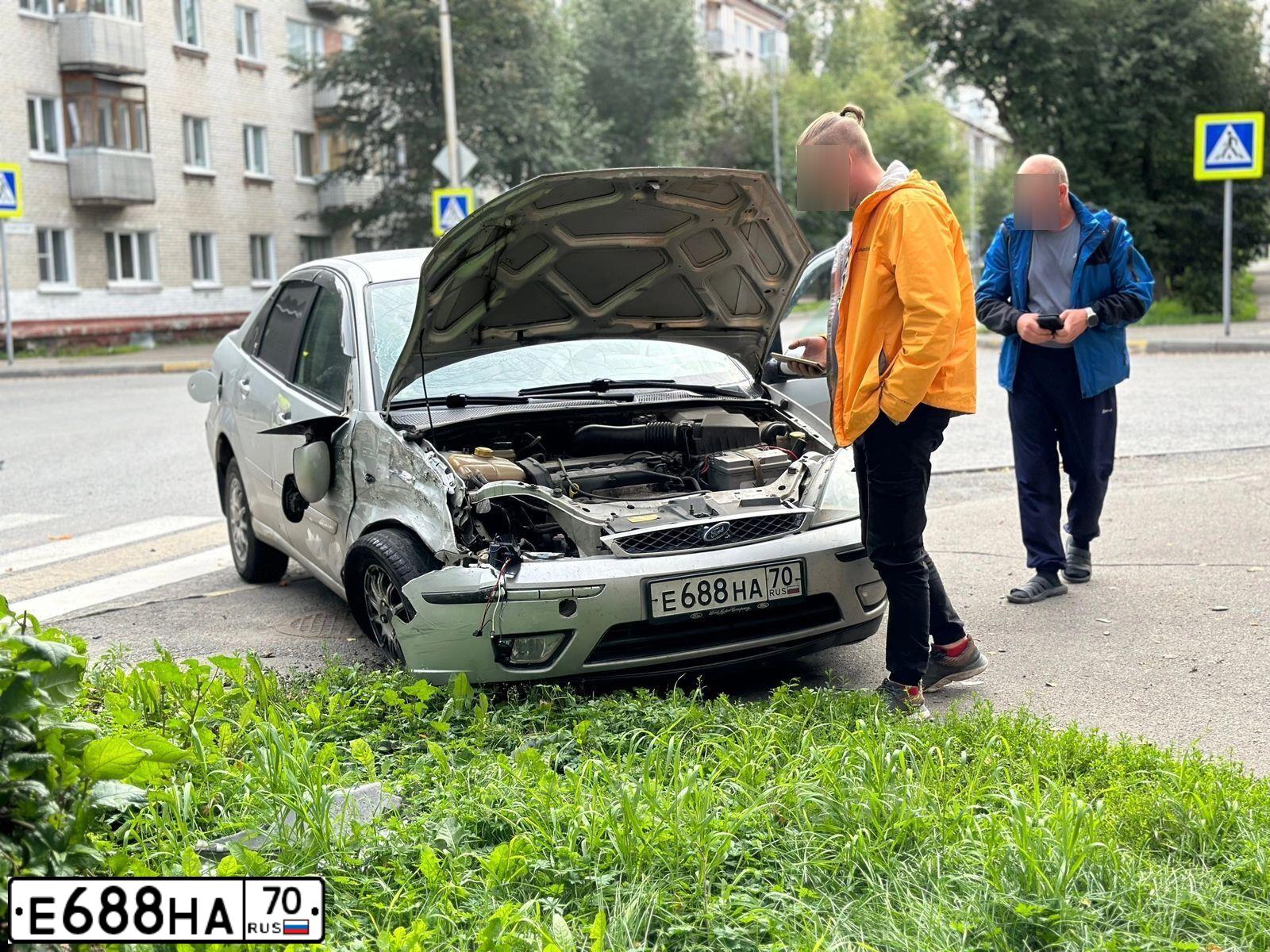 Фото автомобиля FORD FOCUS, 2003 — госномер Е688НА70. Цвет: СЕРЕБРИСТЫЙ