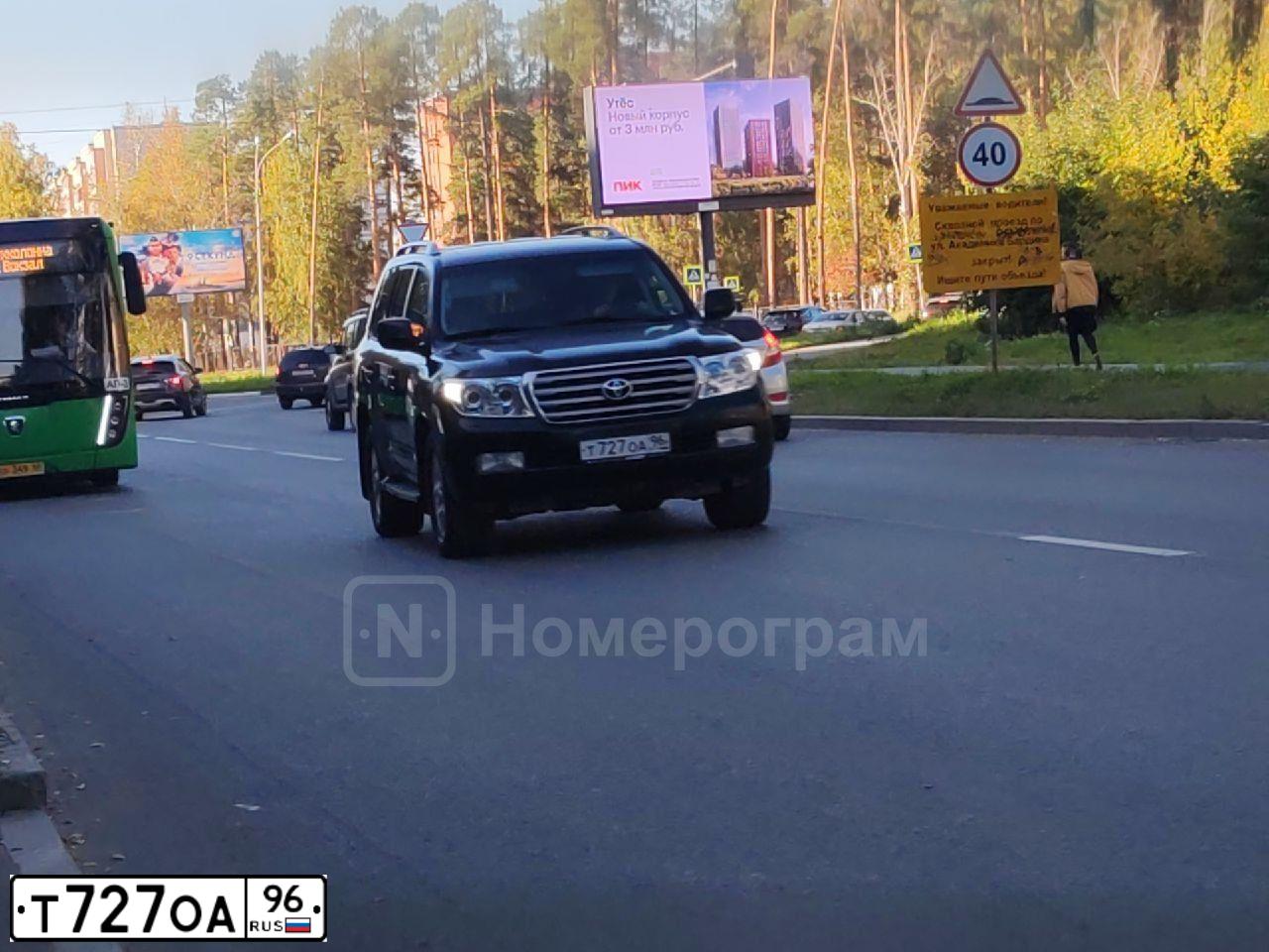 Фото автомобиля TOYOTA LANDCRUISER 200, 2011 — госномер Т727ОА96. Цвет: ЧЕРНЫЙ