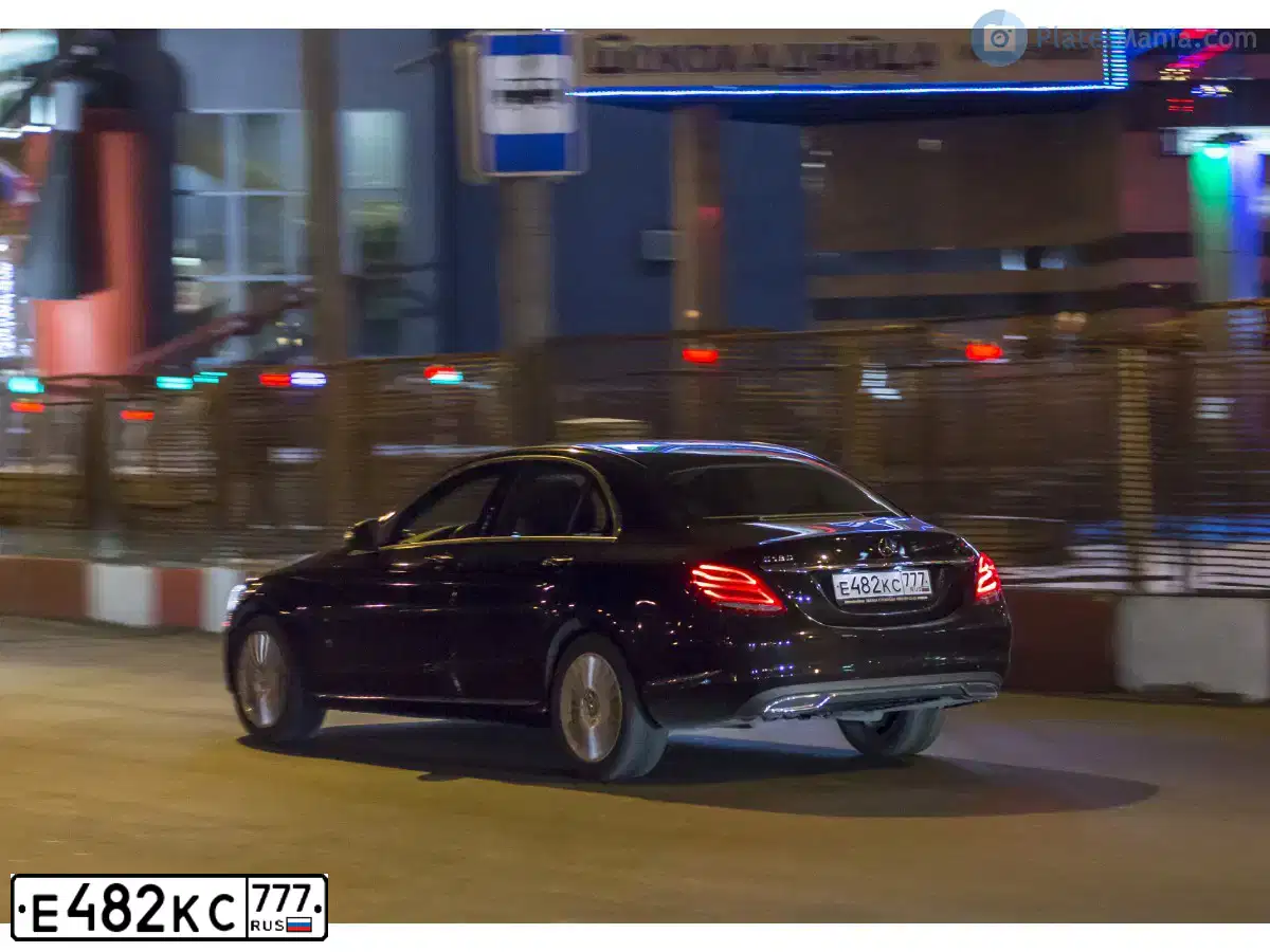 Фото автомобиля MERCEDES C-KLASSE, 2014 — госномер Е482КС777. Цвет: ЧЕРНЫЙ