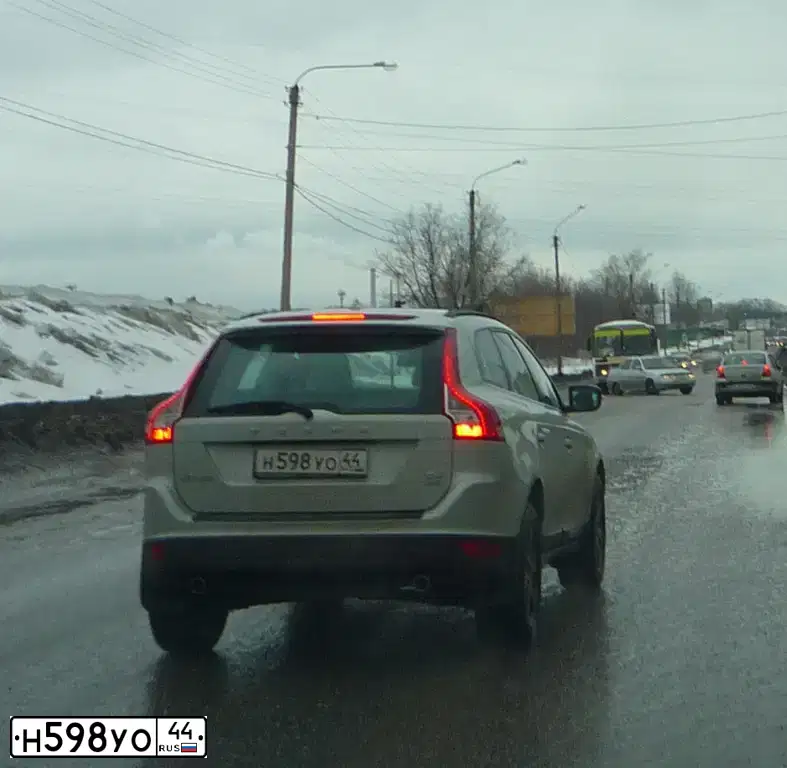 Фото автомобиля VOLVO XC60, 2012 — госномер М700КР44. Цвет: Белый
