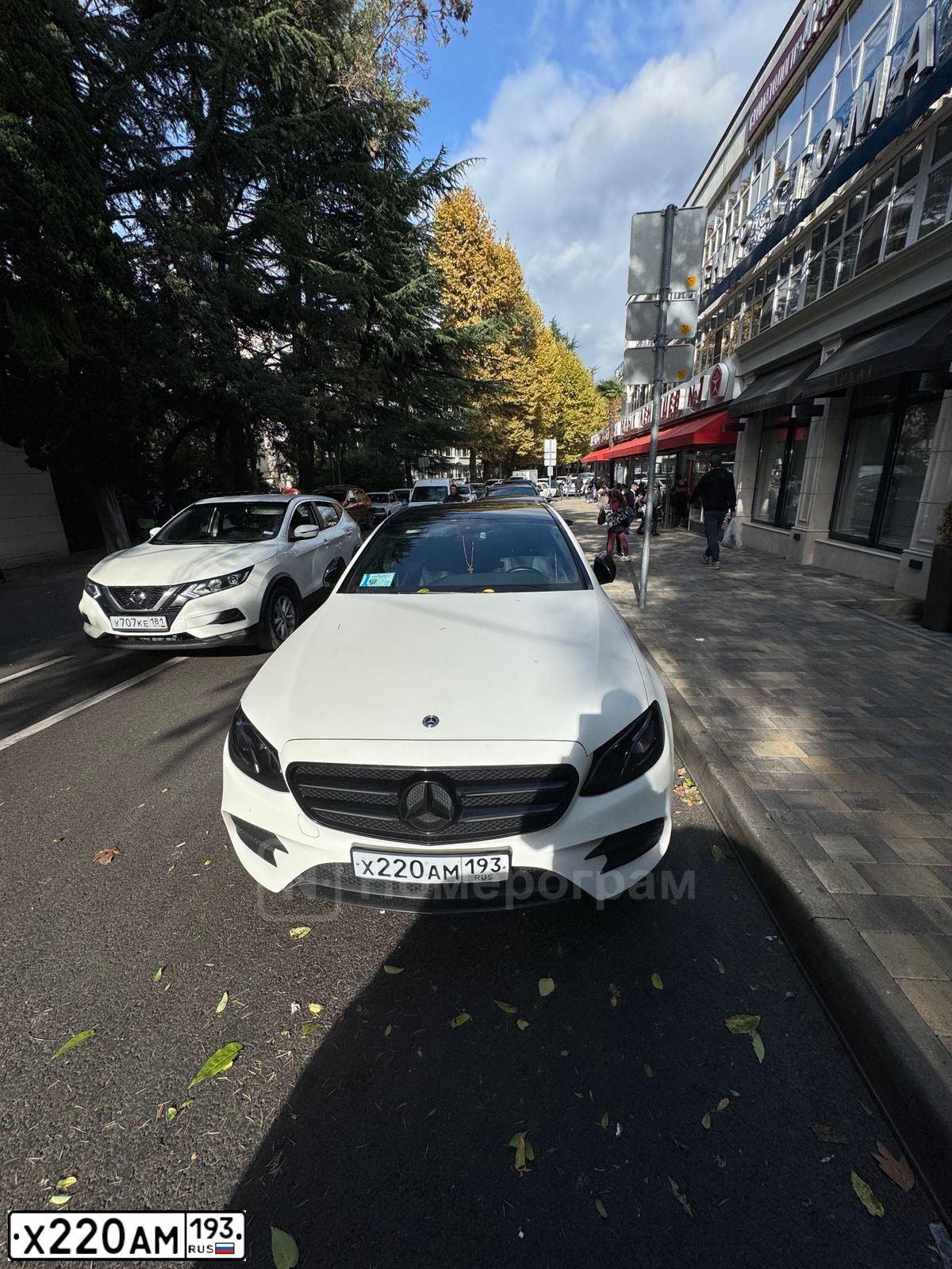 Фото автомобиля MERCEDES E-KLASSE, 2019 — госномер Х220АМ193. Цвет: Белый