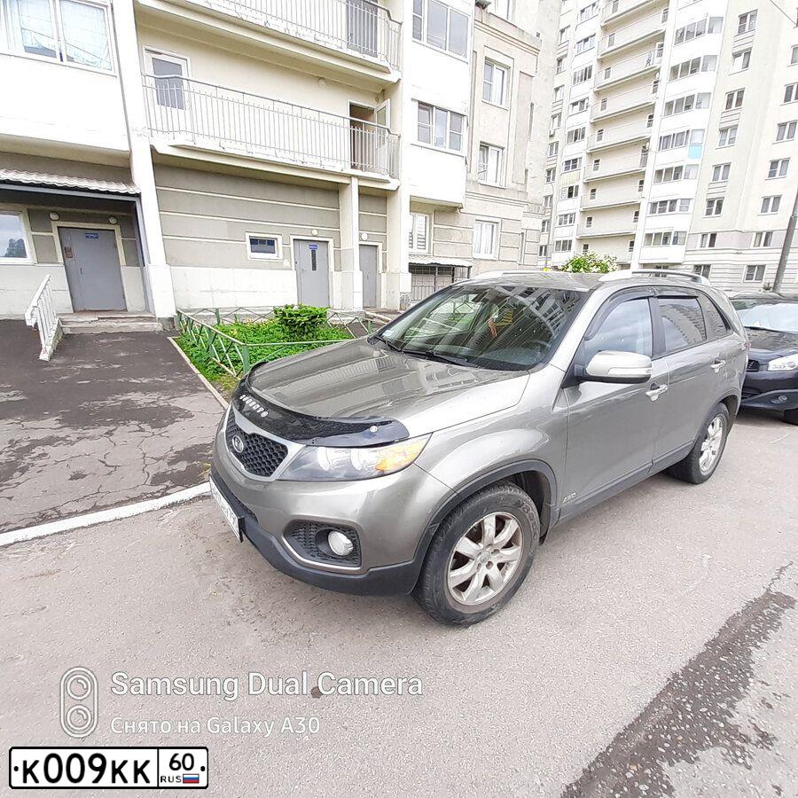 Фото автомобиля KIA SORENTO, 2012 — госномер К009КК60. Цвет: ПЕРЛАМ.-СЕРЕБРИСТЫЙ