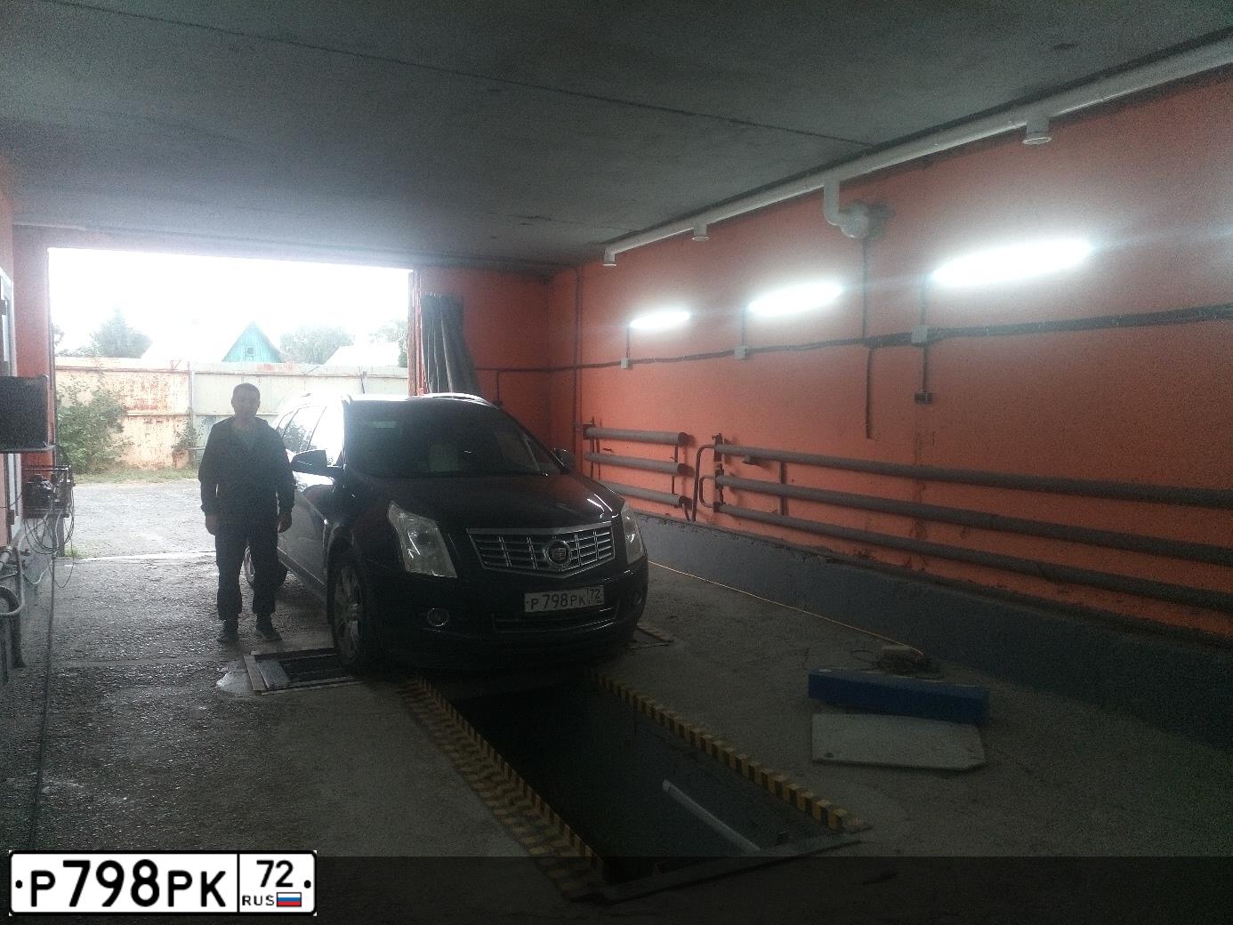Фото автомобиля CADILLAC SRX, 2014 — госномер Р798РК72. Цвет: СИНИЙ МЕТАЛЛИК