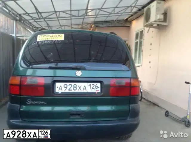 Фото автомобиля VOLKSWAGEN SHARAN, 1996 — госномер Р025НУ178. Цвет: ЗЕЛЕНЫЙ