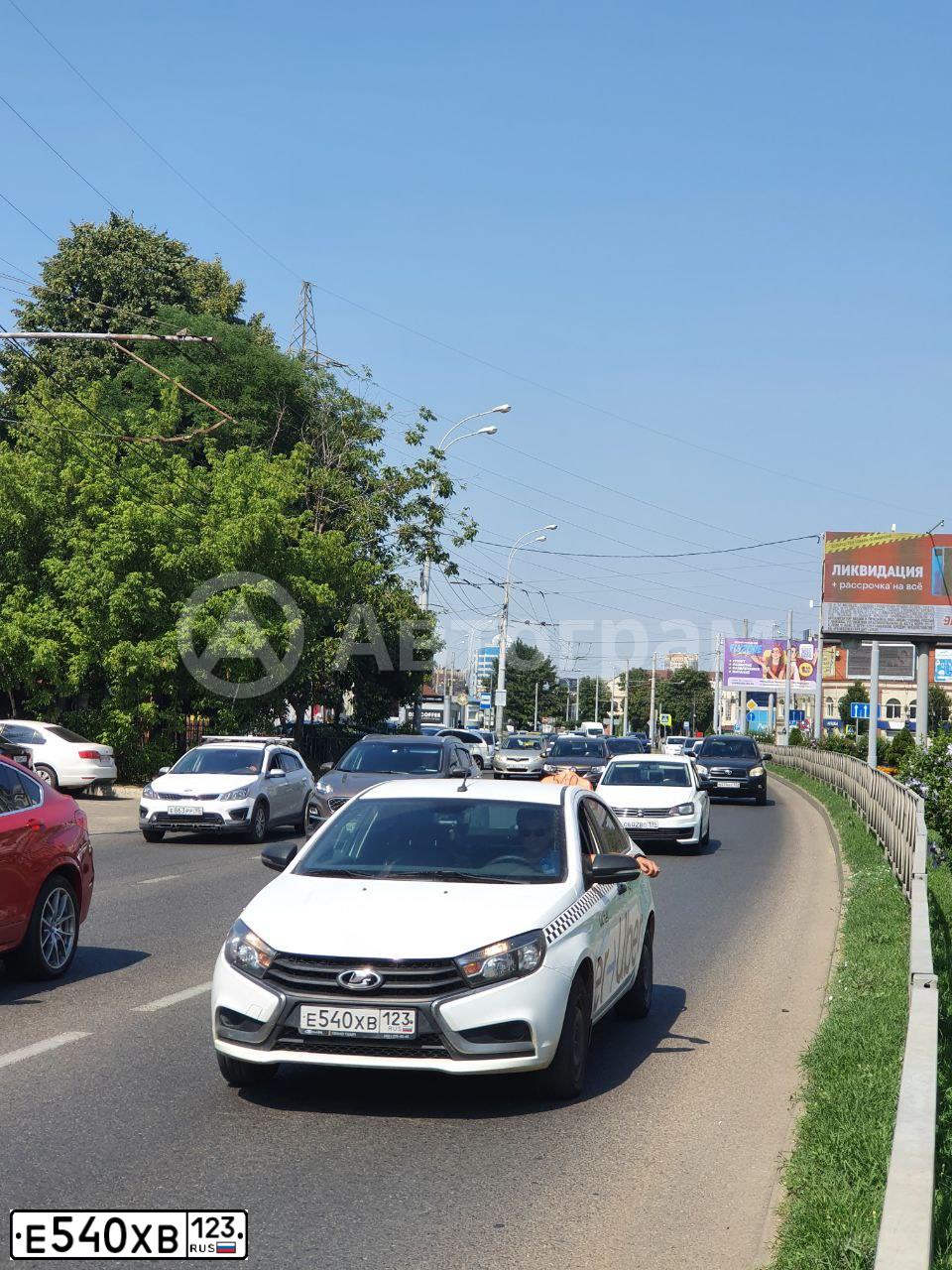 Фото автомобиля LADA VESTA, 2019 — госномер Е540ХВ123. Цвет: Белый