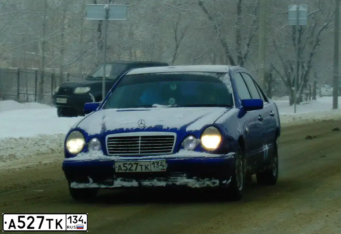 Фото автомобиля MERCEDES E-KLASSE, 1998 — госномер А527ТК134. Цвет: ПЕРЛАМ. ТЕМНО СИНИЙ