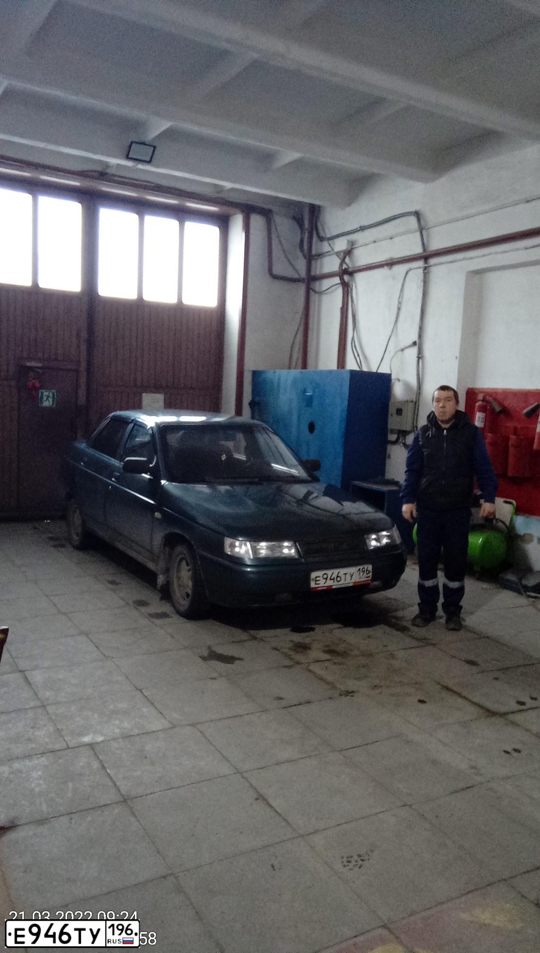 Фото автомобиля LADA 2110, 2006 — госномер Е946ТУ196. Цвет: СЕРО-СИНЕ-ЗЕЛЕНЫЙ