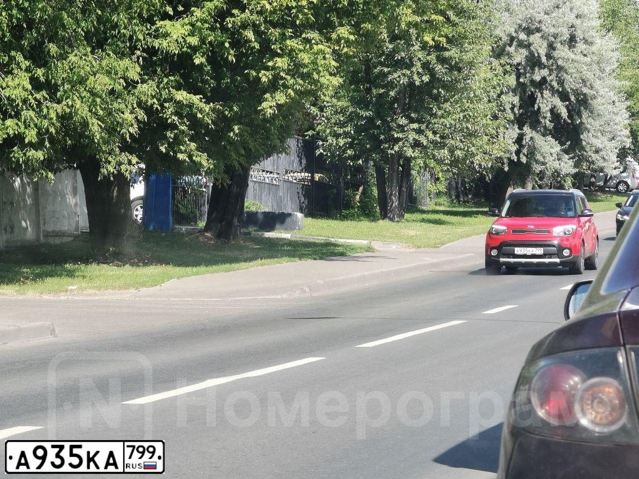 Фото автомобиля KIA SOUL, 2018 — госномер А935КА799. Цвет: КРАСНЫЙ