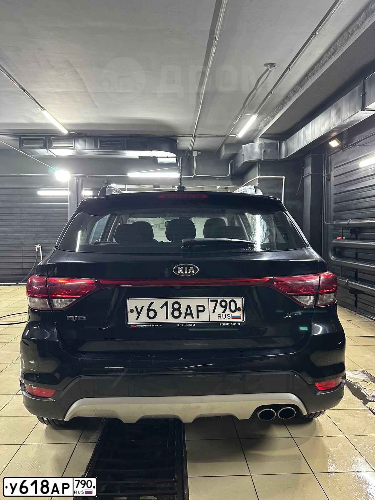 Фото автомобиля KIA RIO, 2020 — госномер У618АР790. Цвет: ЧЕРНЫЙ