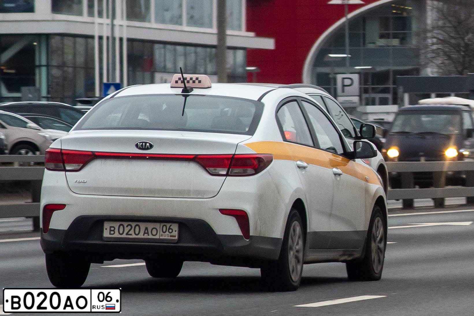 Фото автомобиля KIA RIO, 2019 — госномер В020АО06. Цвет: БЕЛЫЙ