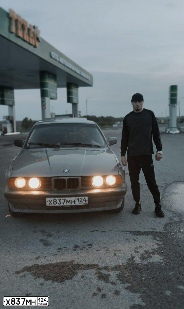 Фото автомобиля BMW SERIE 5, 1991 — госномер Х837МН124. Цвет: СЕРЫЙ