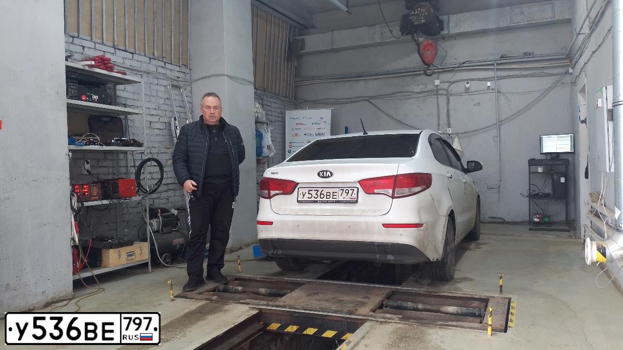 Фото автомобиля KIA RIO, 2015 — госномер У536ВЕ797. Цвет: Белый
