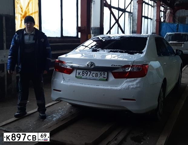 Фото автомобиля TOYOTA CAMRY, 2013 — госномер Н777КМ69. Цвет: БЕЛЫЙ