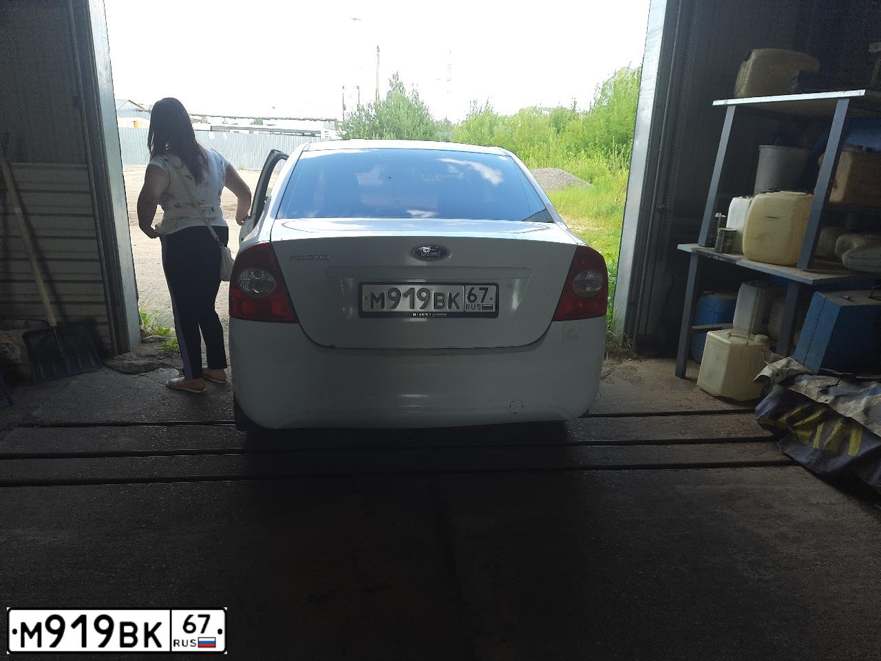 Фото автомобиля FORD FOCUS, 2010 — госномер М919ВК67. Цвет: БЕЛЫЙ