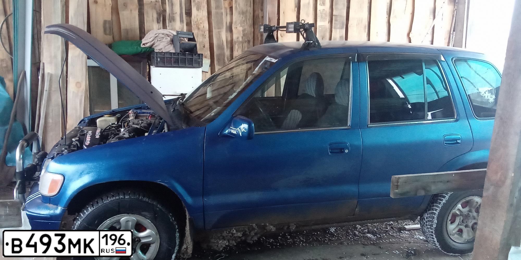 Фото автомобиля KIA SPORTAGE, 1994 — госномер В493МК196. Цвет: синий