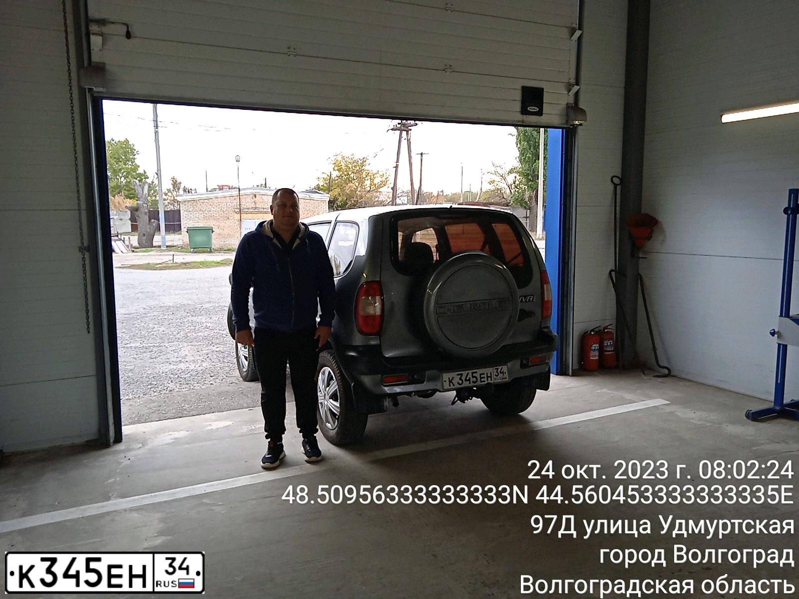 Фото автомобиля CHEVROLET NIVA, 2006 — госномер К345ЕН34. Цвет: ТЕМНО СЕРЫЙ МЕТАЛЛИК