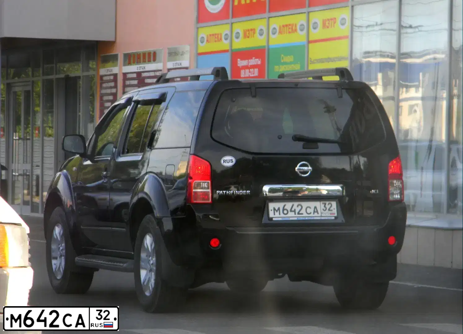 Фото автомобиля NISSAN PATHFINDER, 2005 — госномер М642СА32. Цвет: ЧЕРНЫЙ