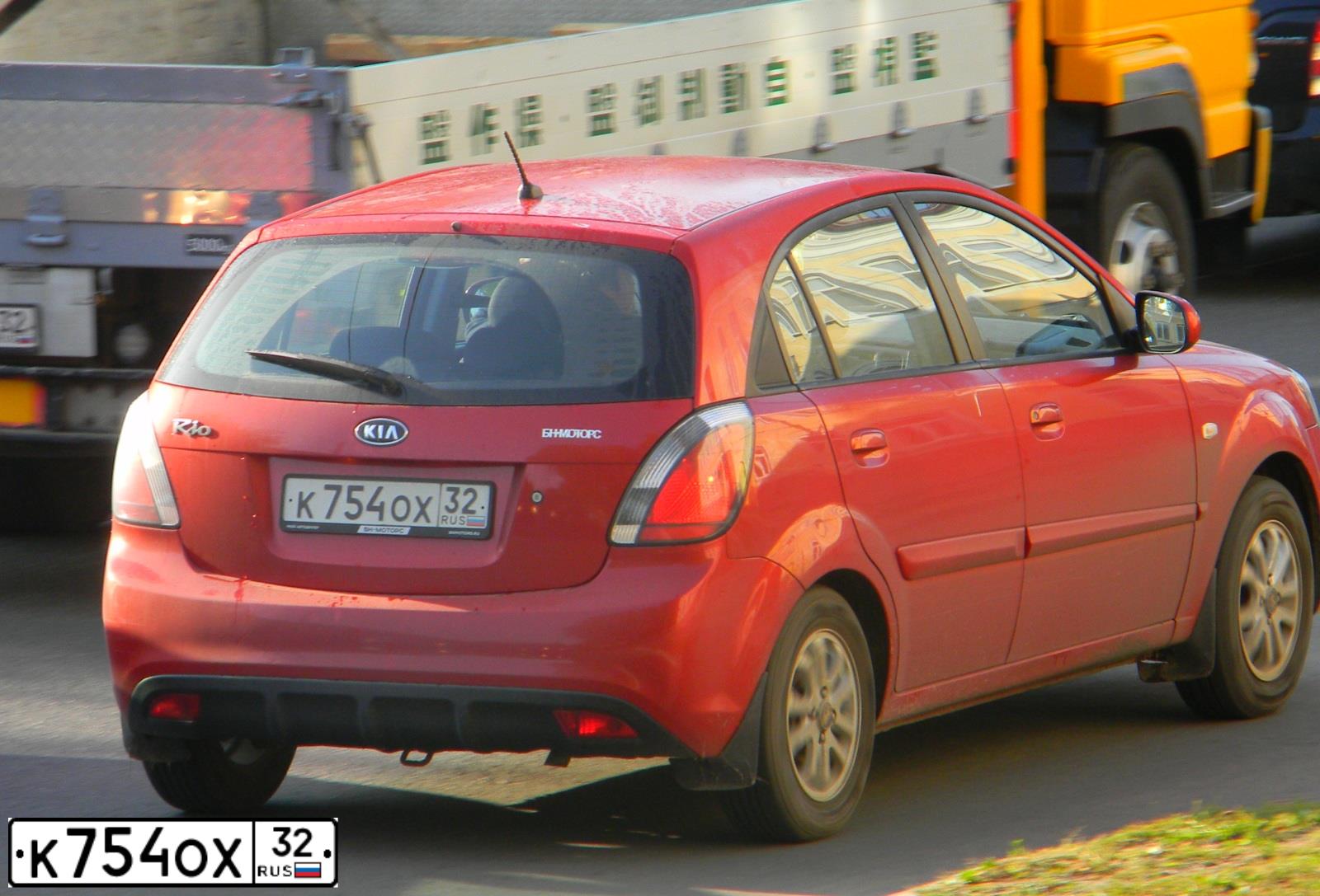 Фото автомобиля KIA RIO, 2009 — госномер К754ОХ32. Цвет: Красный