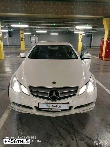 Фото автомобиля MERCEDES E-KLASSE, 2010 — госномер Р166АН777. Цвет: Белый