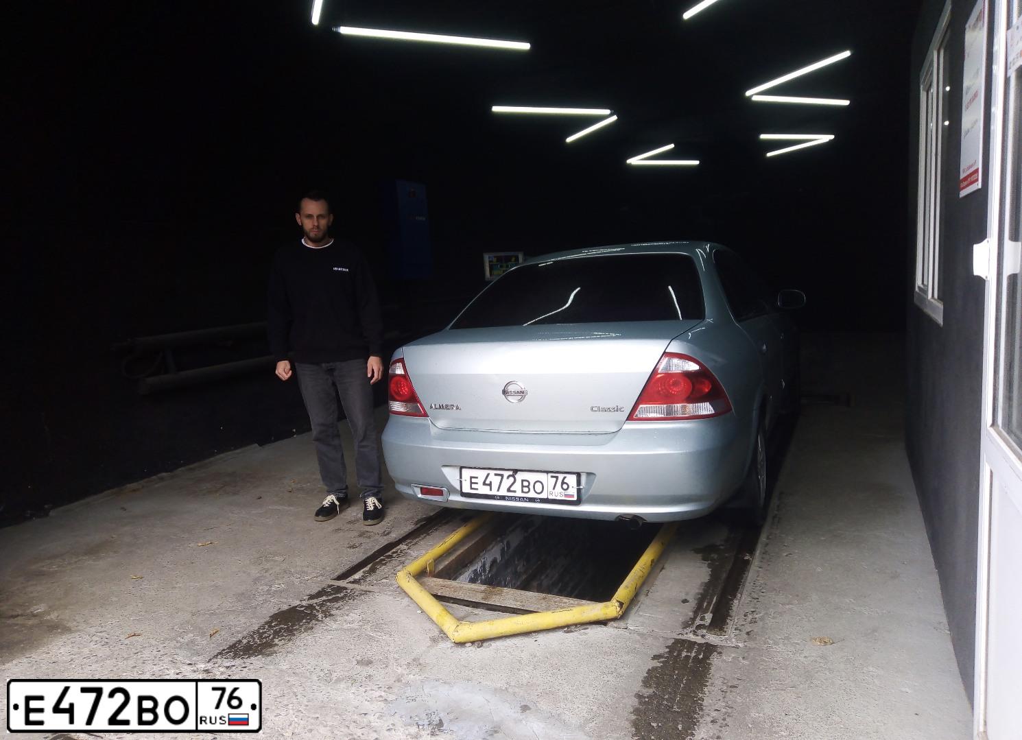 Фото автомобиля NISSAN ALMERA, 2007 — госномер Е472ВО76. Цвет: СВЕТЛО-СЕРЫЙ