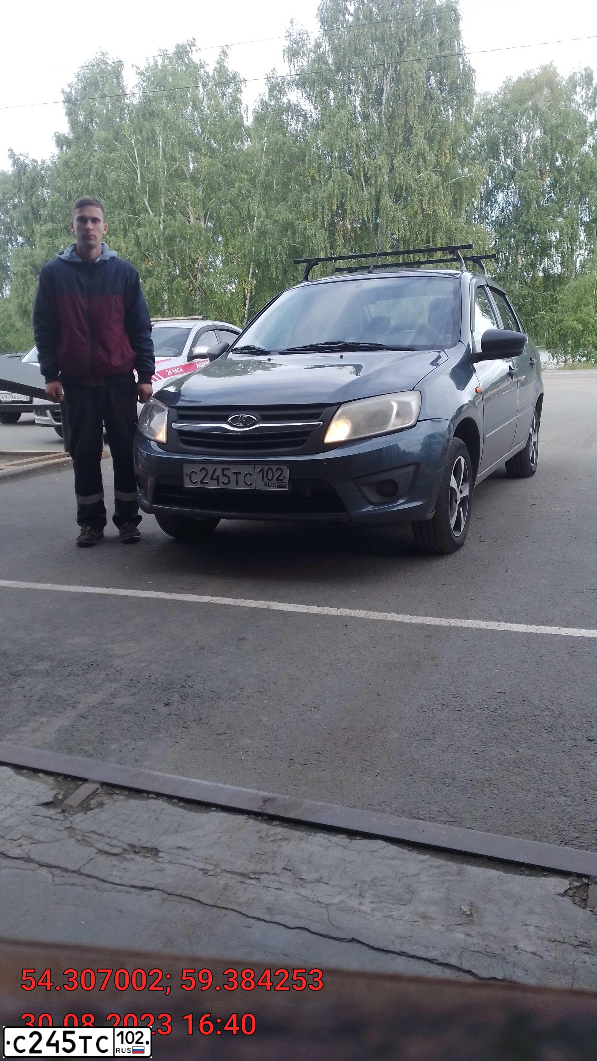 Фото автомобиля LADA 2194 KALINA, 2015 — госномер В949НТ18. Цвет: серебристо-темно-серый