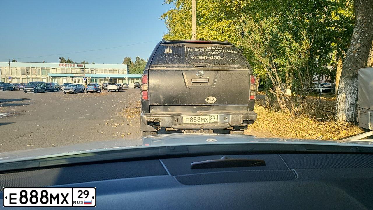 Фото автомобиля NISSAN NAVARA, 2008 — госномер Е888МХ29. Цвет: ЧЕРНЫЙ