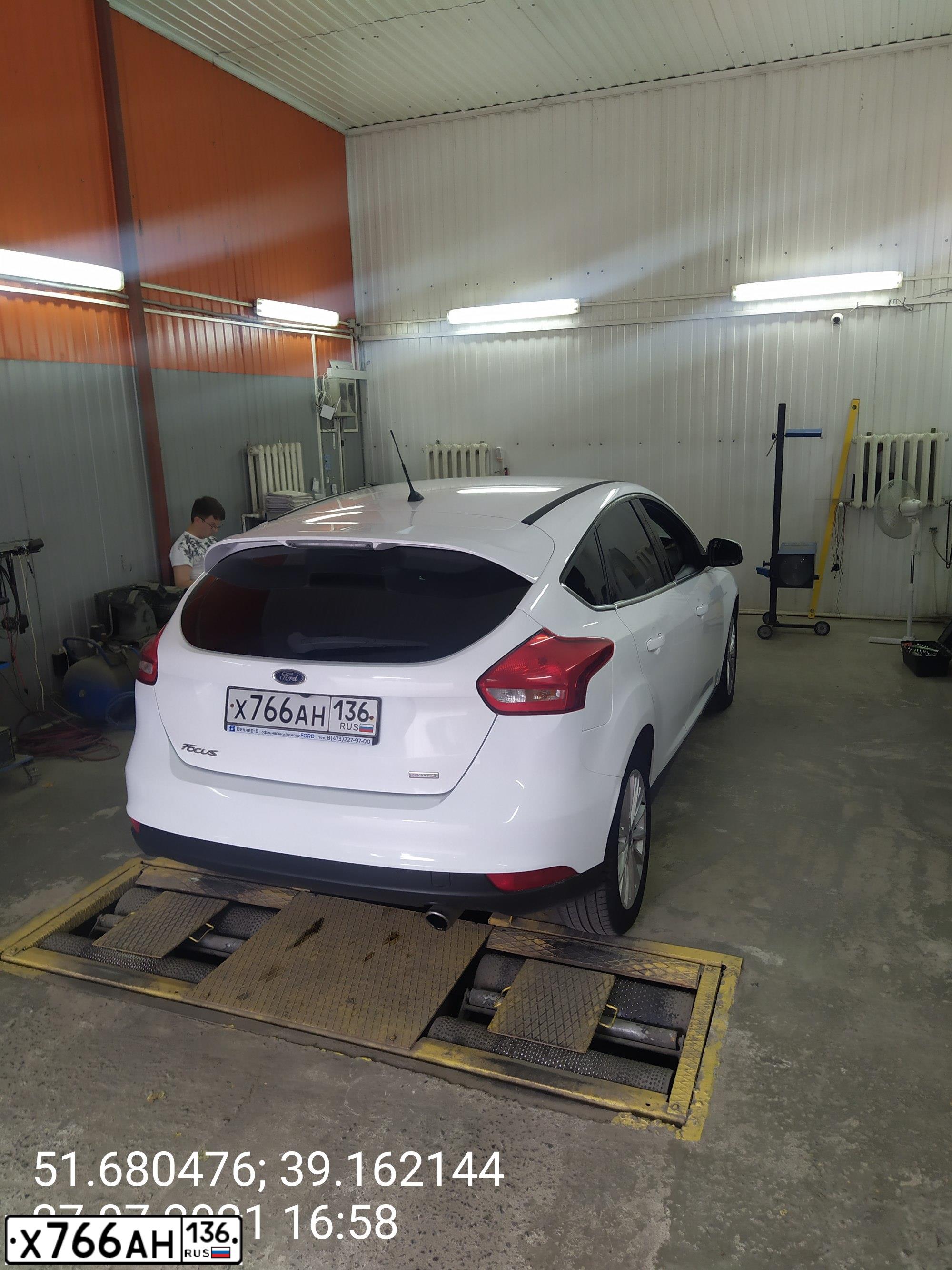 Фото автомобиля FORD FOCUS, 2016 — госномер Х766АН136. Цвет: Белый